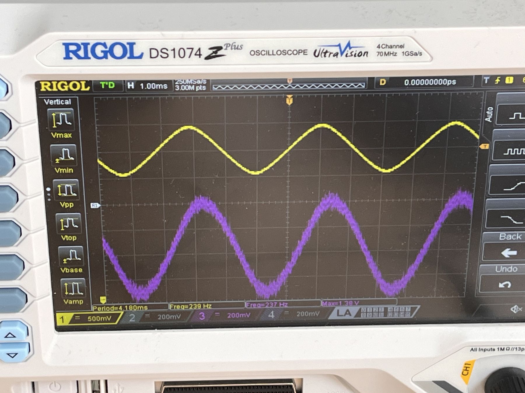 Oscilloscope trace comparing signal in against signal recovered further down the Ampeg M-15 circuit
