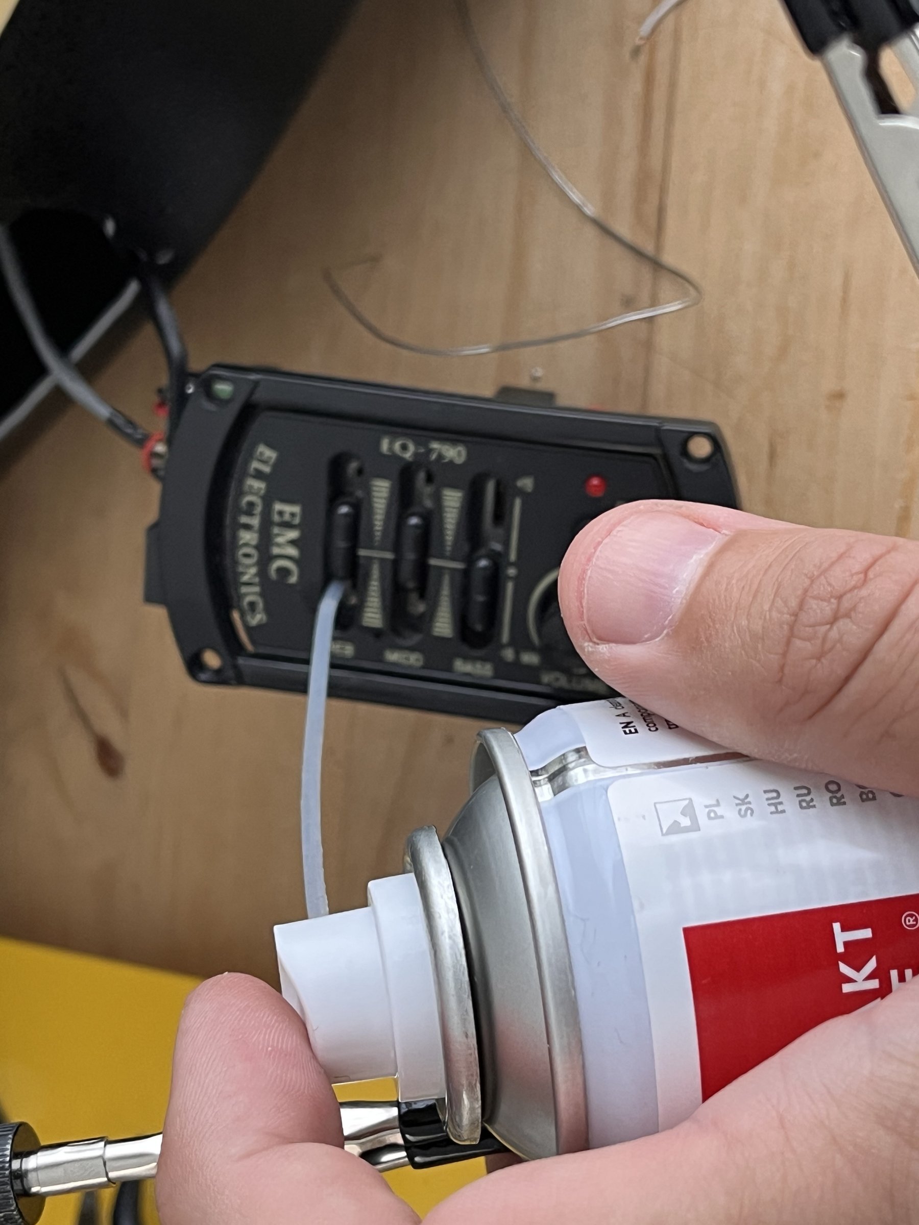 Cleaning the volume pot with contact cleaner
